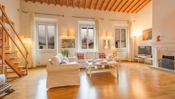 Smart TV, fireplace, DVD player, stereo