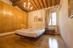 4 bedrooms, in-room safe, desk, iron/ironing board - Florence - large panoramic apartment (Firenze)