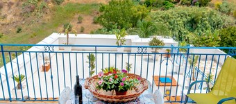 Bright apartment with sea view 200 meters from the beach wi fi car rental