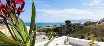 Bright apartment with sea view 200 meters from the beach wi fi car rental