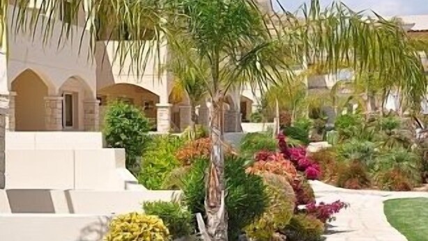 A courtyard with a pathway, palm trees, and various shrubs. - 2 Bed Luxury Apartment Overlooking The Lush Gardens And Pools. With Spa And Gym For Guests (Mandria)