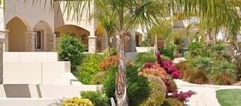 2-Bett-Luxus-Apartment mit Blick auf die üppigen Gärten und Pools. Mit Spa und Fitnessraum für Gäste