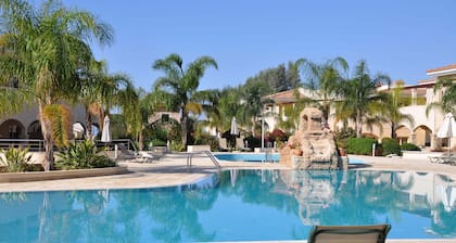 Apartamento de lujo de 2 dormitorios con vistas a los exuberantes jardines y piscinas. Con spa y gimnasio para huéspedes