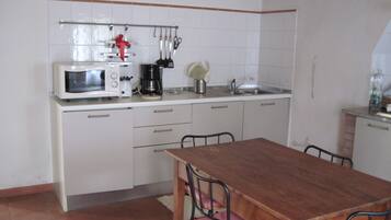 Frigorifero, microonde, piano cottura, lavastoviglie