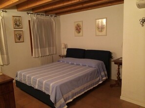 1 slaapkamer, een strijkplank/strijkijzer, wifi, beddengoed