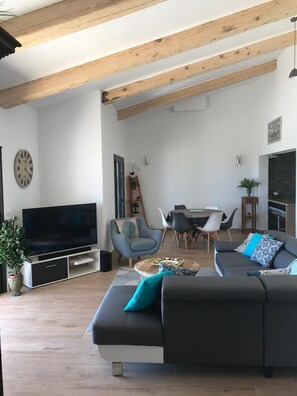 Smart-tv, videospil, bordfodbold, bøger