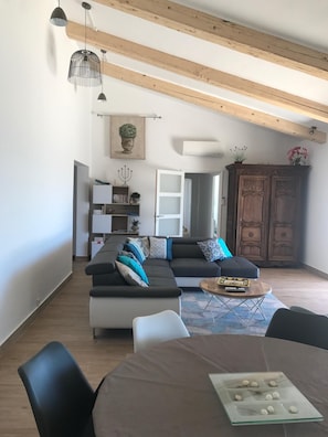 TV connectée, jeux vidéo, baby-foot, livres
