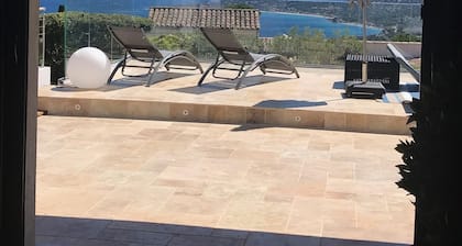 Vue mer St-Tropez spa/ piscine chauffée avril à octobre
