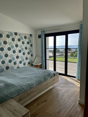 4 slaapkamers, een strijkplank/strijkijzer, reisbedje, gratis wifi