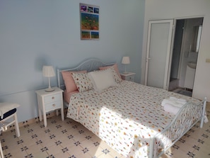 1 chambre, fer et planche à repasser, Wi-Fi gratuit, draps fournis