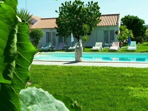 Outdoor pool - Guesthouse / bed & breakfast / Quartos of hospedes- NAZARÉ- ALCOBAÇA. (Alcobaça)