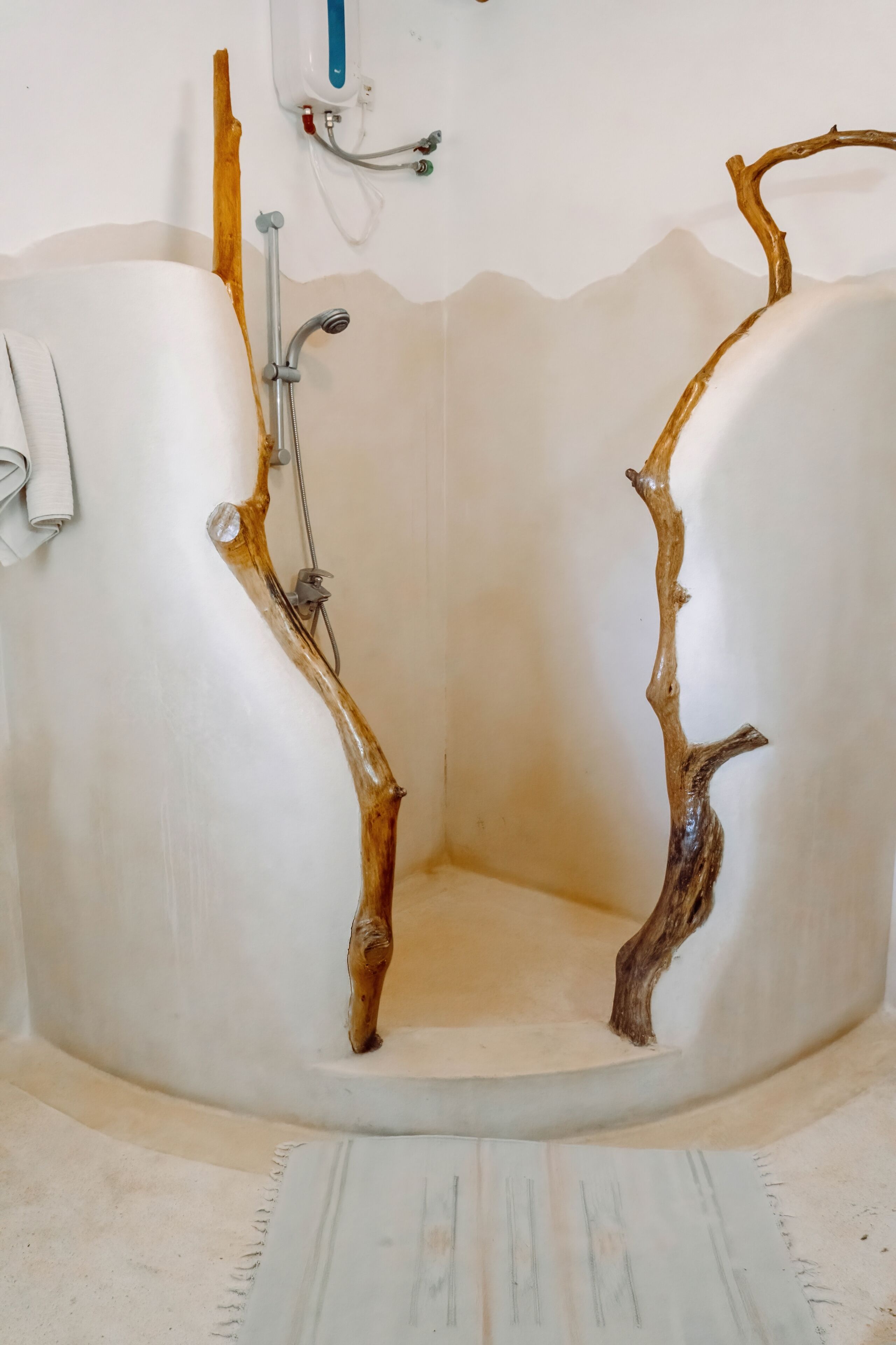 Douche, bidet, serviettes fournies, savon