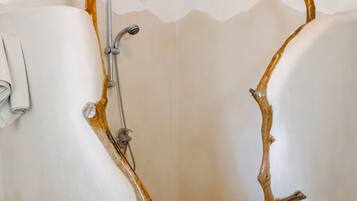 Douche, bidet, serviettes fournies, savon