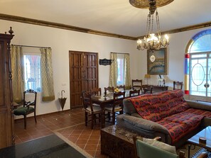 Älytelevisio, takka, DVD-soitin, stereot