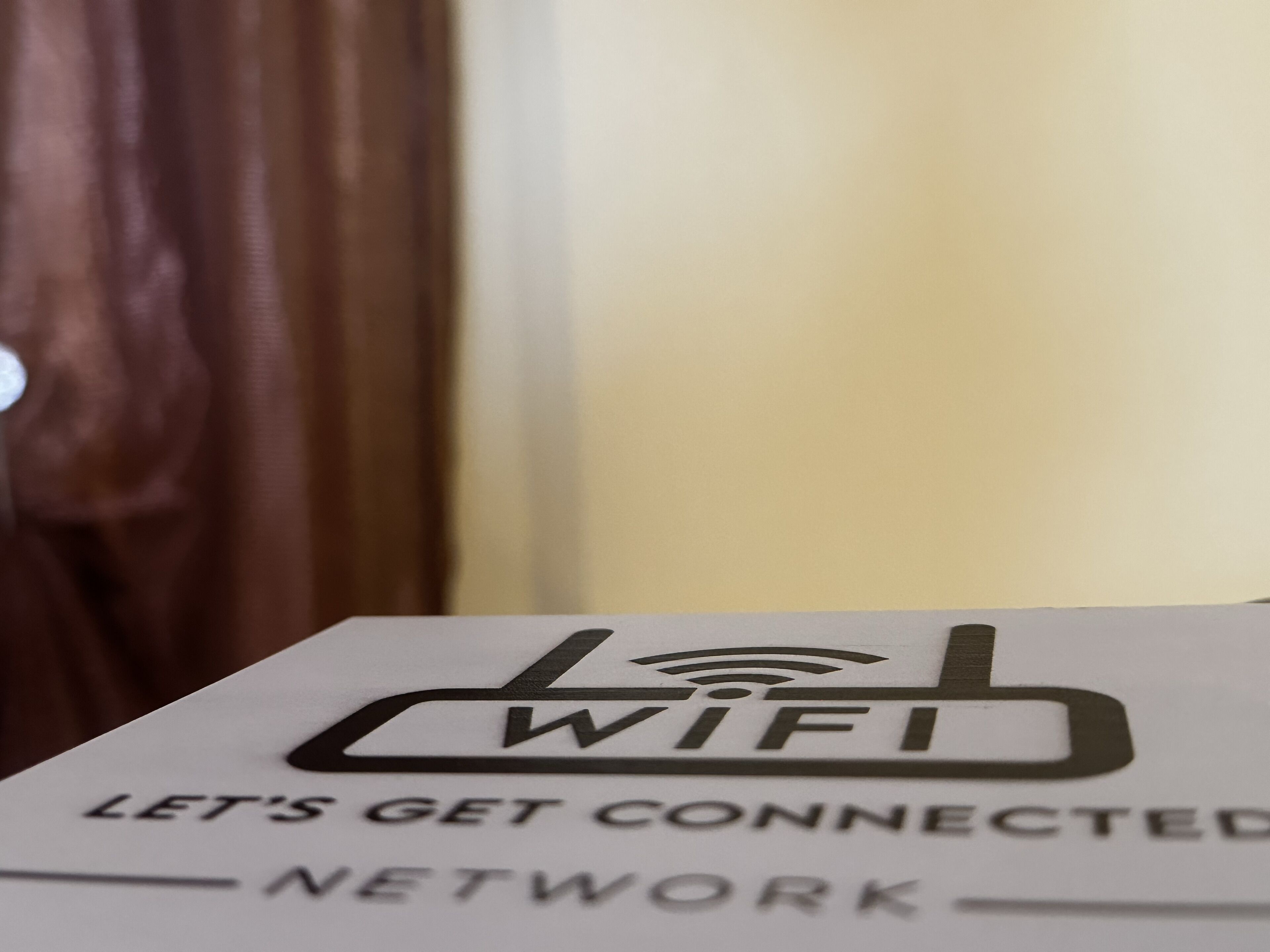 Una señal con el símbolo de WiFi y el texto 'Conectémonos a la red'.