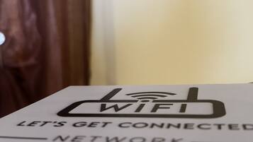 Una señal con el símbolo de WiFi y el texto 'Conectémonos a la red'.