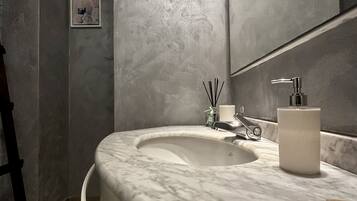 Badkar, hÄrtork, handdukar och toalettpapper