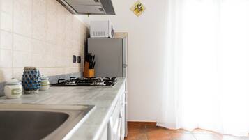 Réfrigérateur, micro-ondes, plaque de cuisson, cafetière/bouilloire