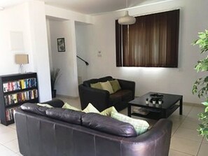 Smart TV, reproductor de DVD, libros y biblioteca musical 