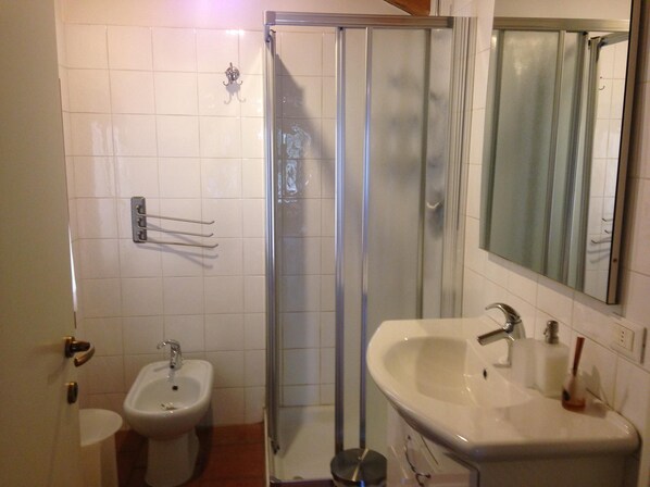 A bathroom with a glass shower enclosure, a pedestal sink, and a bidet. - Platano, charming residence in the Barchessa of Venetian Villa: Villa Pastori (Mira)