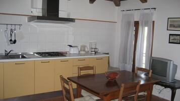 Réfrigérateur, micro-ondes, plaque de cuisson, lave-vaisselle