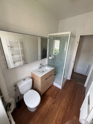 Dusche, Haartrockner, Bidet, Handtücher