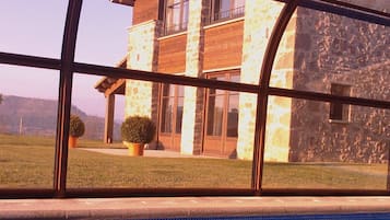 Alberca techada y alberca al aire libre