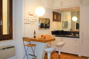 Fridge, microwave, stovetop, coffee/tea maker - NAVONA SECRET SUITE (Roma)