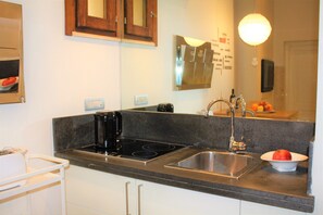 Fridge, microwave, stovetop, coffee/tea maker - NAVONA SECRET SUITE (Roma)