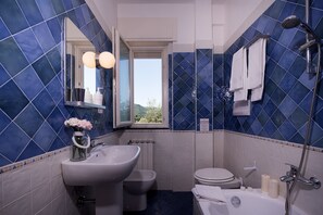 Combined shower/tub, hair dryer, bidet, towels