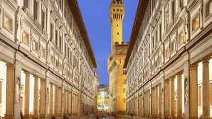 A historic street with a prominent tower and classical architecture. - Studio in Piazza Signoria - Internet WiFi, Air Conditioning New 2011 (Firenze)
