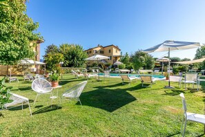 Property grounds - "Bleu" apartment with swimming pool, Villa Gabriella (Lucca)