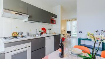 Kühlschrank, Mikrowelle, Ofen, Herdplatte