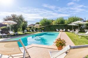 Outdoor pool - "Bleu" apartment with swimming pool, Villa Gabriella (Lucca)