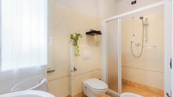 Doccia, asciugacapelli, bidet, asciugamani