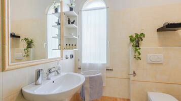 Doccia, asciugacapelli, bidet, asciugamani