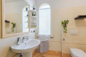 Douche, sĂšche-cheveux, bidet, serviettes fournies