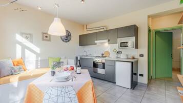 Frigorifero, microonde, forno, piano cottura