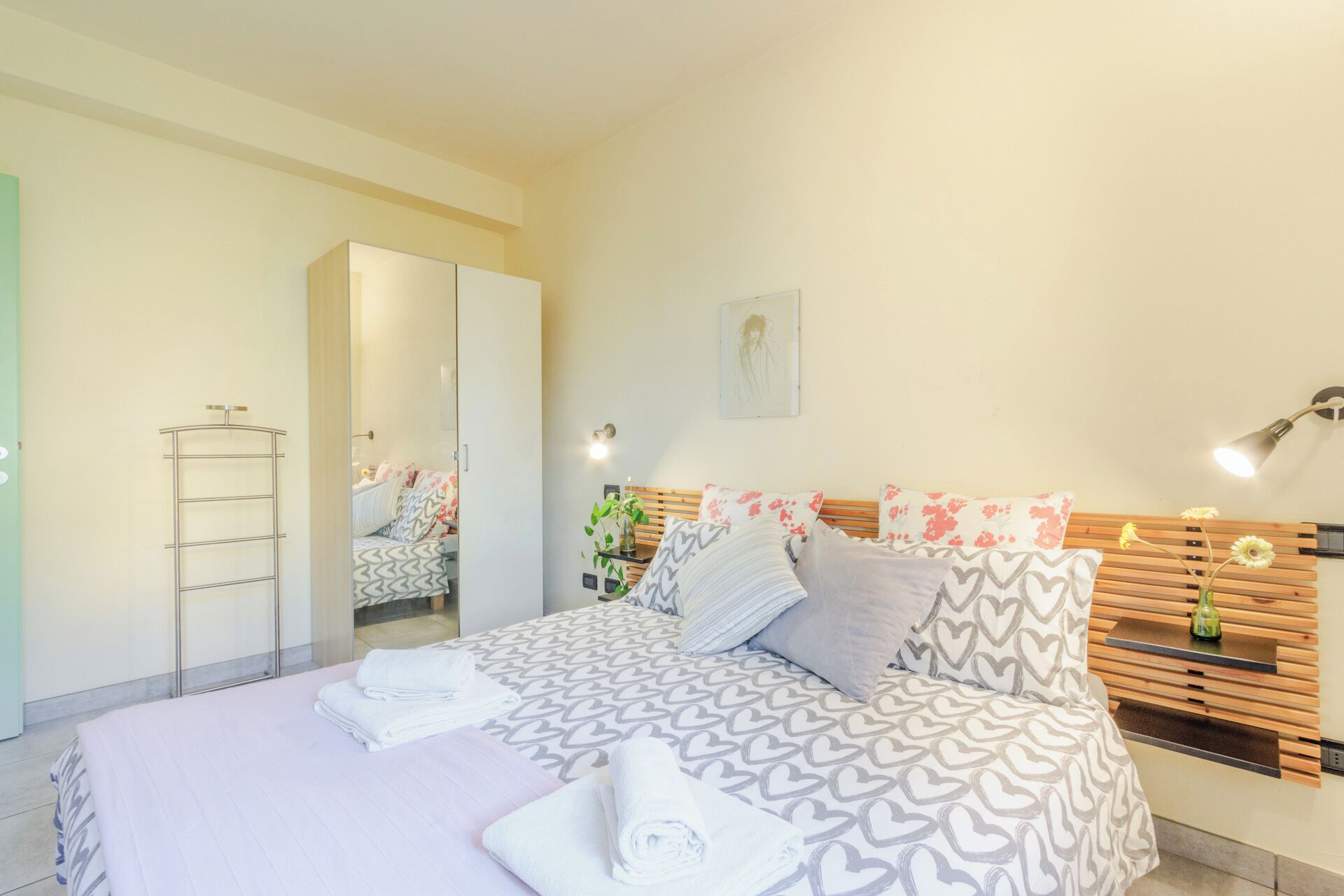 1 camera, una cassaforte in camera, una scrivania, ferro/asse da stiro