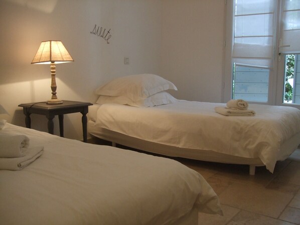 1 habitación, tabla de planchar con plancha, wifi gratis y ropa de cama 