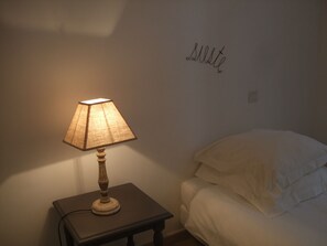 1 habitación, tabla de planchar con plancha, wifi gratis y ropa de cama 