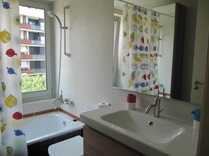 Combined shower/bathtub, hair dryer, bidet, towels - BARCELONA TORRE FORUM LUXURY APARTMENT WITH POOL NEAR THE BEACH (Barcelona)