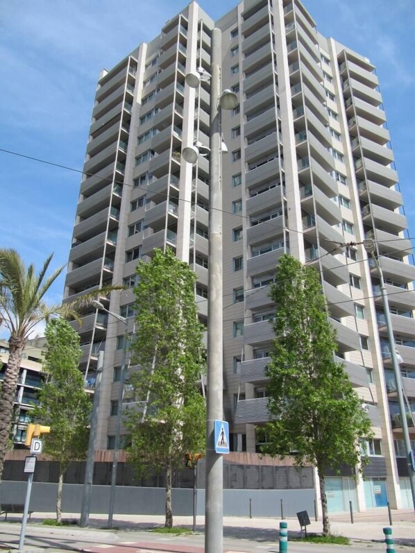 Exterior - BARCELONA TORRE FORUM LUXURY APARTMENT WITH POOL NEAR THE BEACH (Barcelona)
