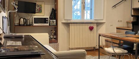 テレビ、暖炉、DVD プレーヤー