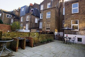 Outdoor dining - Brilliant Fulham Experience - Garden (Private) Apartment (London)