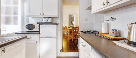 Frigorífico, microondas, horno y placa de cocina