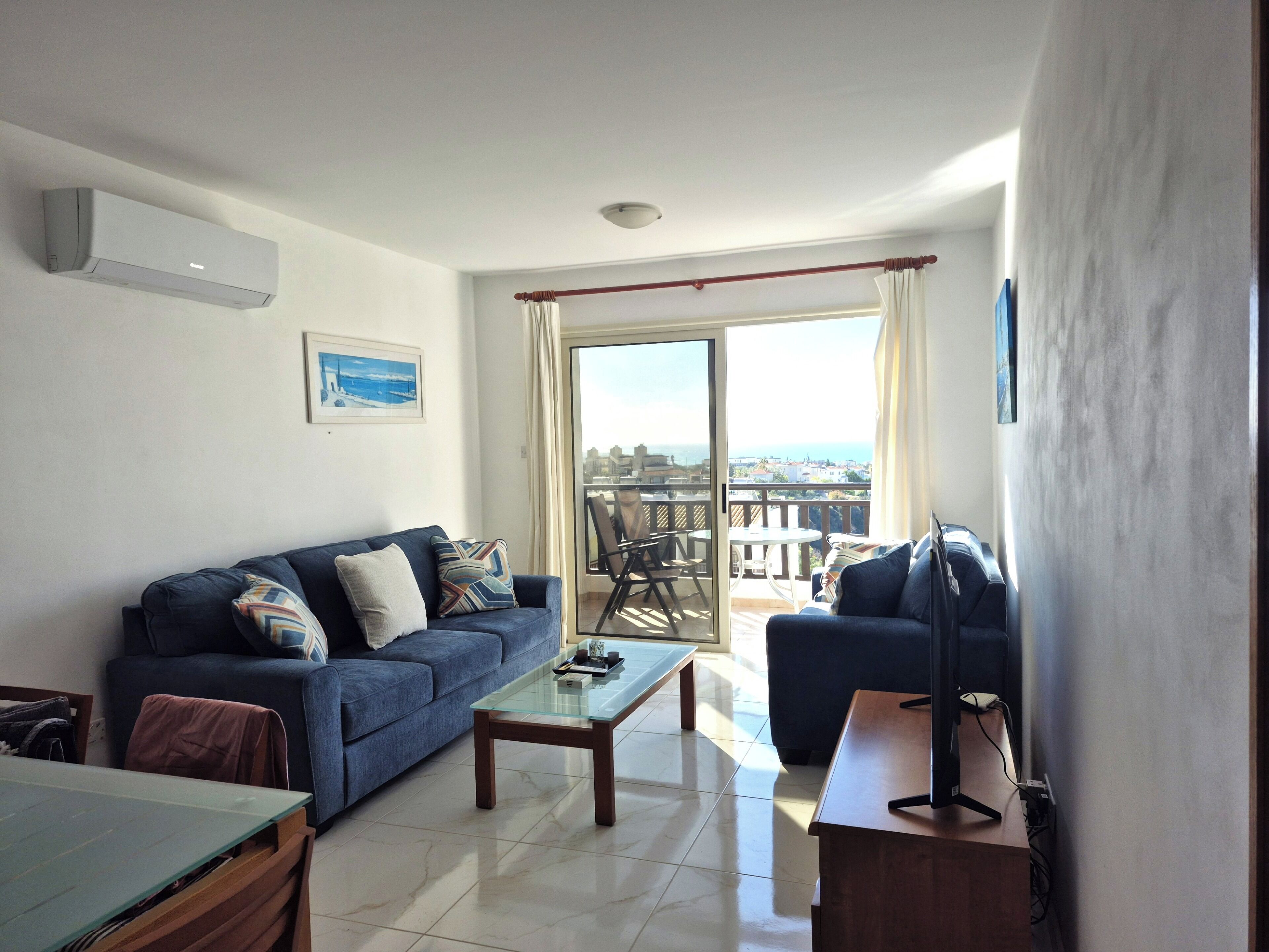 Platt-tv, dvd-spelare och böcker