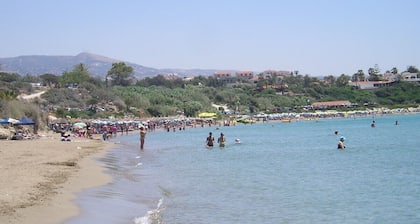 2 bedroom top floor apartment, stunning views, Aircon, 2 pools, Free WIFI