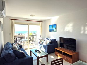 Flachbildfernseher, DVD-Player, Bücher