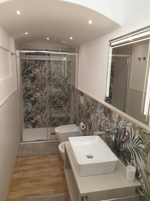 Een douche, een haardroger, een bidet, handdoeken